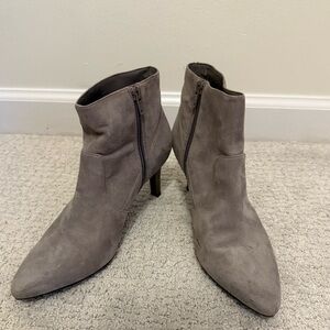 Naturalizer Nadine Ankle Bootie Gray Suede Size 6.5 Winter Holiday Party Work